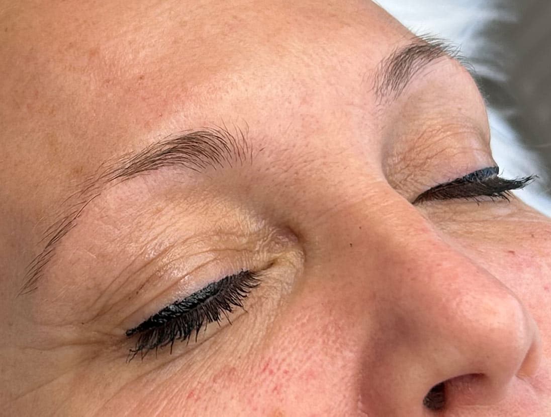 Semi permanente wenkbrauwen nano hairstroke — voor en na — voor