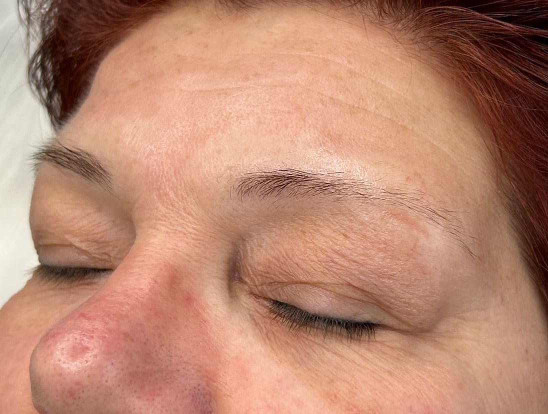 Nano hairstroke brows door gecertificeerd PMU specialist — voor