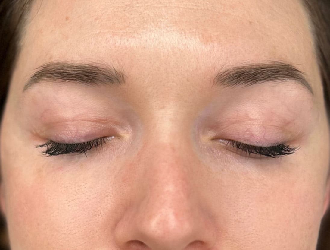 Nano hairstroke wenkbrauwen PMU behandeling — voor en na — voor